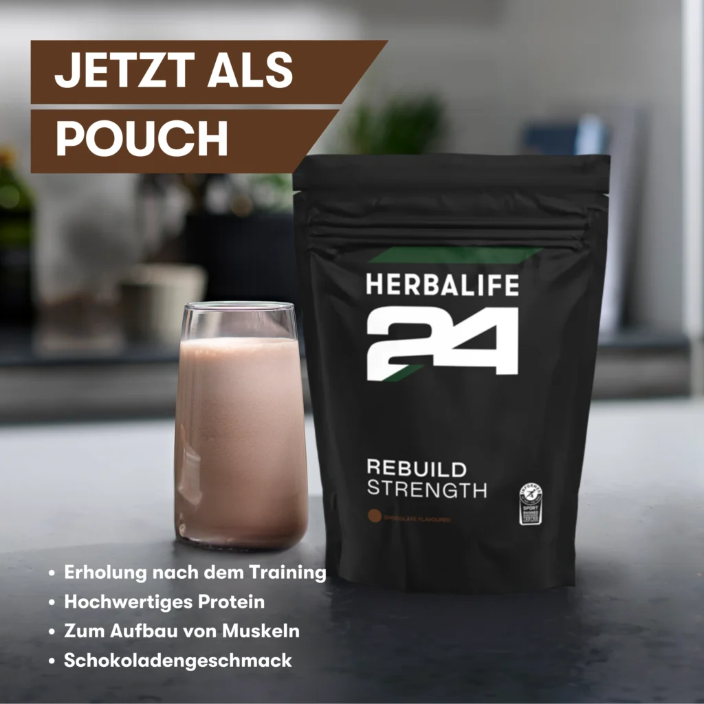 Herbalife24 Rebuild Strength im schwarzen Pouch neben einem Glas Schokoladen-Proteinshake mit Hinweisen zu Protein und Trainingserholung