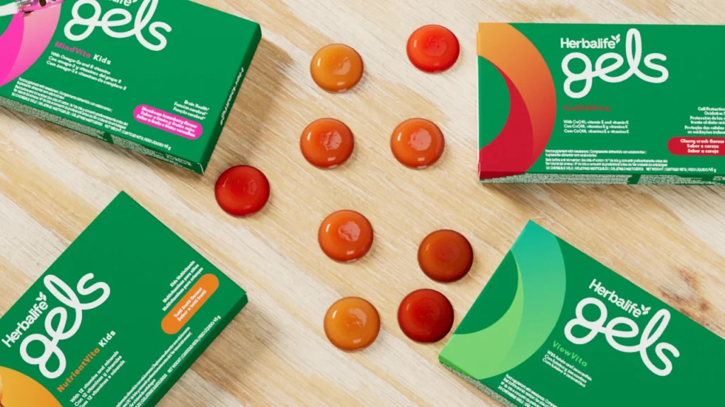 Komplette Herbalife Gels Serie: MindVita Kids, ViewVita, CoQ10Vita und NutrientVita Kids Gelee-Drops auf einer Holzoberfläche zur Unterstützung von Gehirn, Augen, Herz und Wachstum.