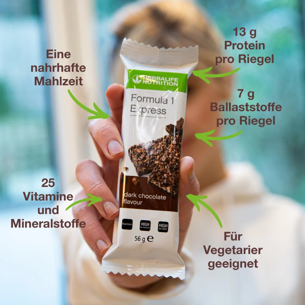 Herbalife Formula 1 Express Riegel Dark Chocolate Geschmack gehalten in einer Hand mit Infografik-Pfeilen auf Deutsch.