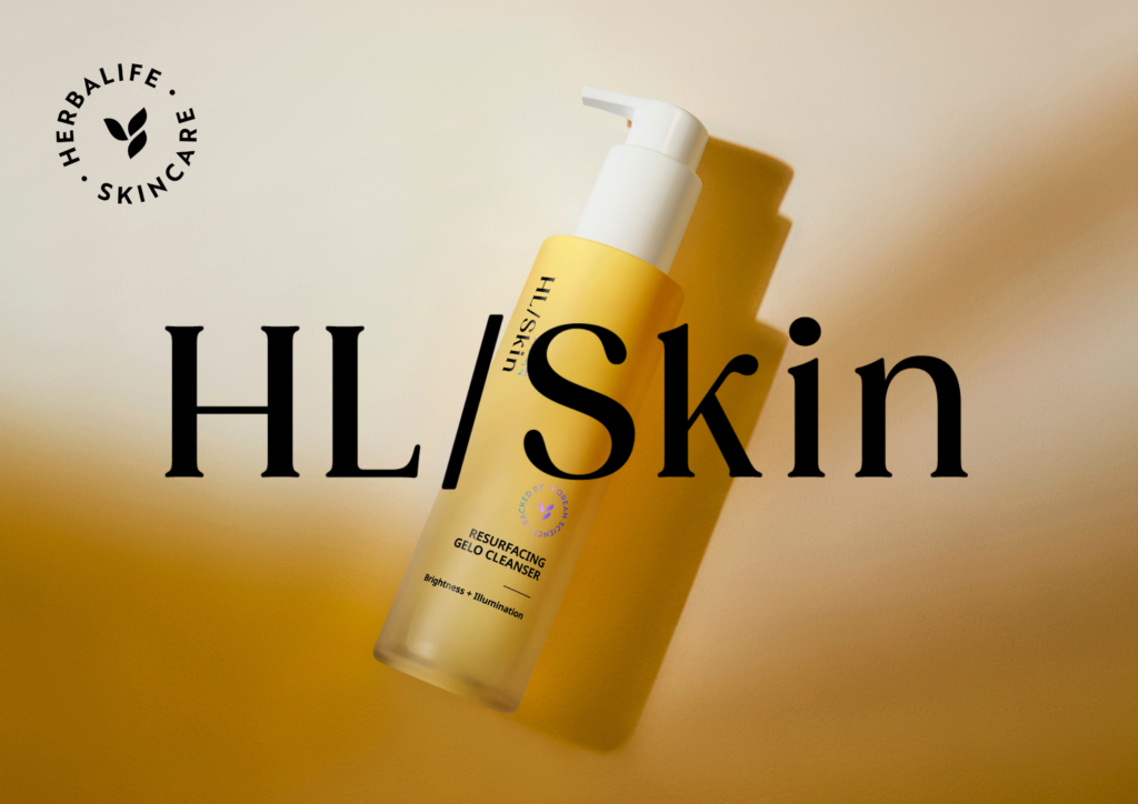 Nahaufnahme eines minimalistischen HL/Skin Resurfacing Gelo-Reinigers in einer klaren, sonnenfarbenen Flasche mit einer weißen Pumpe auf einem warmen, farbverlaufenden Hintergrund.