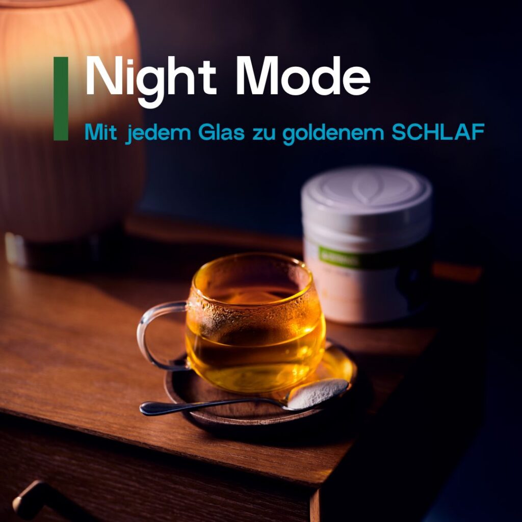 Warmes Getränk in einer Glastasse auf einem Holztisch bei stimmungsvoller Abendbeleuchtung, mit Löffel und Produktdose im Hintergrund sowie dem Text „Night Mode – Mit jedem Glas zu goldenem Schlaf“.
