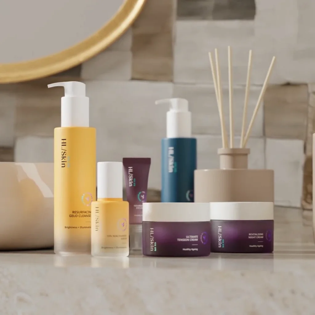 Herbalife SKIN Gesichtspflege-Serie mit Serum, Reinigung und Creme im Badezimmer